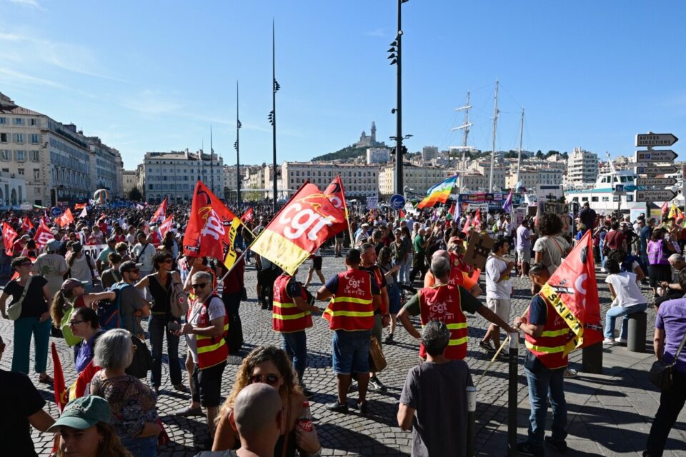 Cortège arrivant sur le vieux port à Marseille
