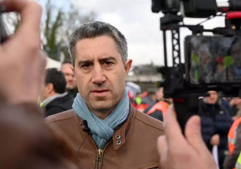 François Ruffin, député de la Somme a été interrogé sur plusieurs passages de son nouveau livre Itinéraire, ma France en entier, pas à moitié, dans lequel il relate les anecdotes de campagne et émet ses doutes sur certains tractages électoraux effectués au faciès. Selon lui, dans certains quartiers d'Amiens-Nord, proposer un tract avec la tête de Jean-Luc Mélenchon à un potentiel électeur racisé de La France insoumise est synonyme de "succès presque assuré" tant le nom du leader de LFI sert de "passe-partout." Et il ajoute : "C’est un souci, je l’ai éprouvé comme une honte quand j’en venais à faire ça. Malheureusement, je me confiais à mes camarades qui me disaient faire la même chose"