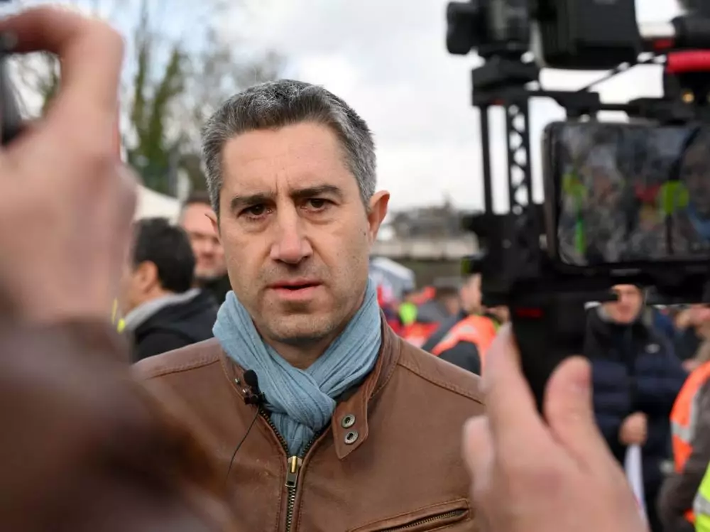 François Ruffin, député de la Somme a été interrogé sur plusieurs passages de son nouveau livre Itinéraire, ma France en entier, pas à moitié, dans lequel il relate les anecdotes de campagne et émet ses doutes sur certains tractages électoraux effectués au faciès. Selon lui, dans certains quartiers d&rsquo;Amiens-Nord, proposer un tract avec la tête de Jean-Luc Mélenchon à un potentiel électeur racisé de La France insoumise est synonyme de « succès presque assuré » tant le nom du leader de LFI sert de « passe-partout. » Et il ajoute : « C’est un souci, je l’ai éprouvé comme une honte quand j’en venais à faire ça. Malheureusement, je me confiais à mes camarades qui me disaient faire la même chose »