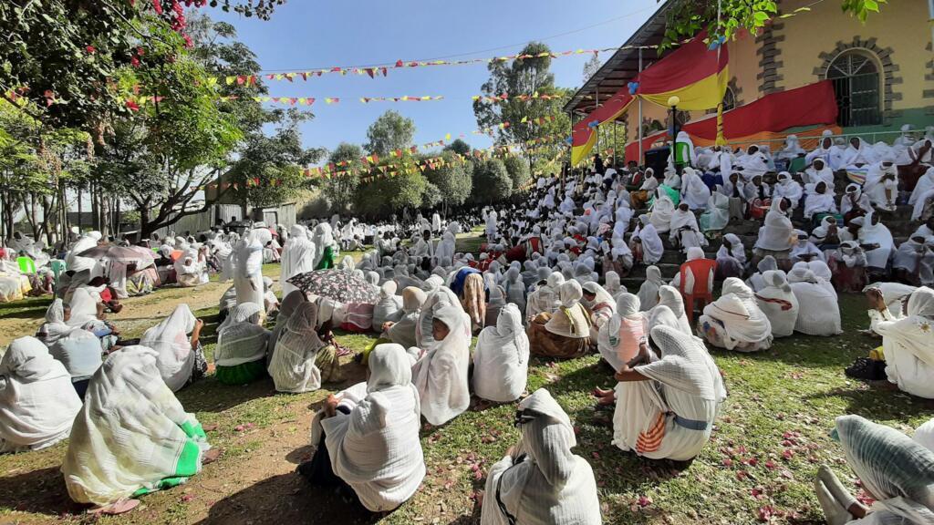 Pâques 2024, autour de l’église Lideta Mariam, des dizaines de croyants écoutent les sermons, drapés de leur «gabi», la couverture traditionnelle en coton blanc.