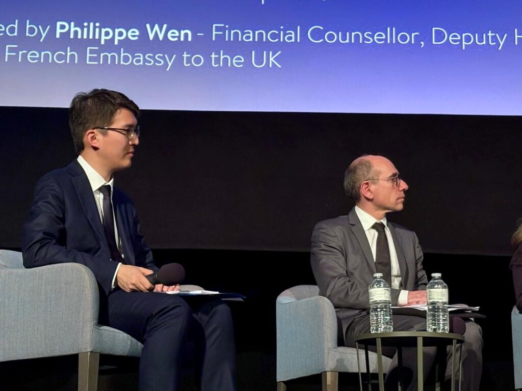 Philippe Wen et William Roos, managing director à la Banque européenne pour la reconstruction et le développement, pendant la table ronde consacrée aux déséquilibres économiques mondiaux, à Londres.