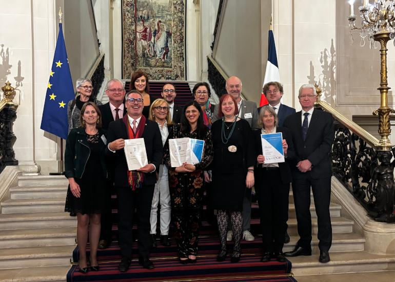 Denis Glock élu des Français du Costa Rica et Alexandre Barrière Izard élu des Français d'Afrique du Sud ont remis le rapport sur la protection sociale des Français de l'étranger à la ministre déléguée, Eleonore Caroit