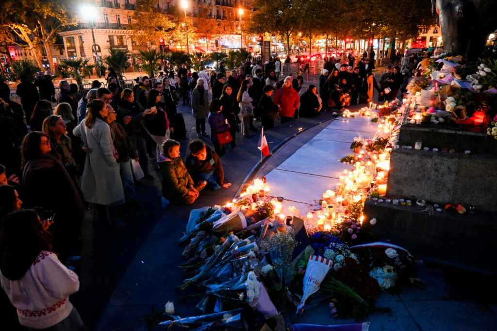 es personnes se recueillent sur la place de la République après les attentat, le 11 novembre 2025