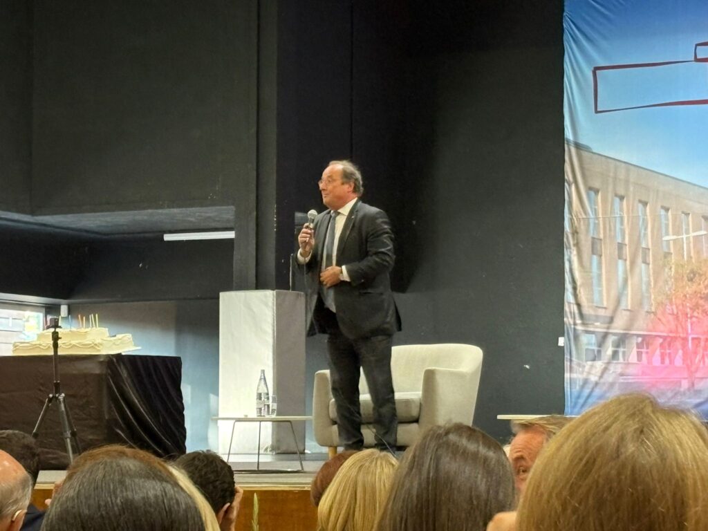 François Hollande s'exprimant lors des 10 ans du Lycée Churchill à Londres