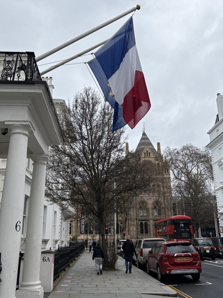 Le drapeau français flotte devant le consulat de France à Londres, point de passage pour de nombreux Français vivant au Royaume-Uni.