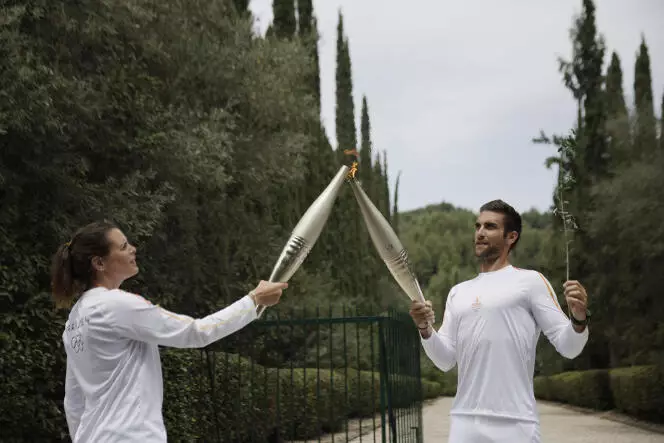 Stefanos Ntouskos a transmis, ce 16 avril 2024, la flamme olympique et le rameau d’olivier à la nageuse française, championne olympique du 400m nage, Laure Manaudou.