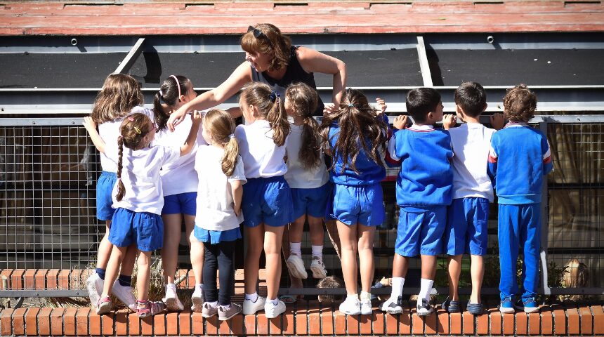 Elèves et professeur dans une école du réseau AEFE