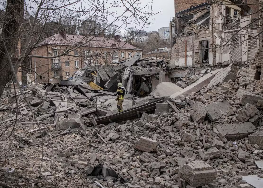 Un policier ukrainien sur un site de destructions dû aux débris d’un missile balistique russe tombés dans le quartier Petchersky, dans le centre de Kiev, en Ukraine, le 25 mars 2024. ©RAFAEL YAGHOBZADEH POUR «LE MONDE»
