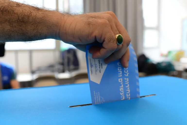 Dans un bureau de vote à Tel Aviv pour les élections générales israéliennes, le 1er novembre 2022