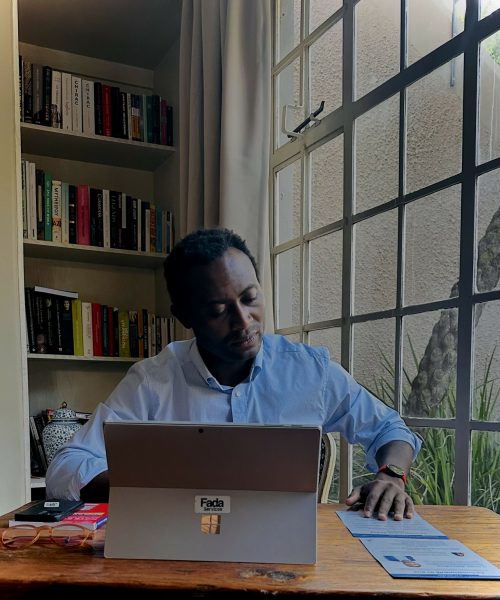 Stéphane Mbarga avec sa circulaire électorale