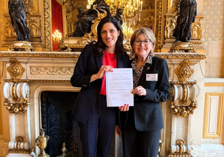 La ministre déléguée aux Français de l'étranger, Eléonore Caroit, avec Daphna Poznanski Benhamou pour la remise du décret concernant la résidence de repli pour les Français d'Israël - mars 2026