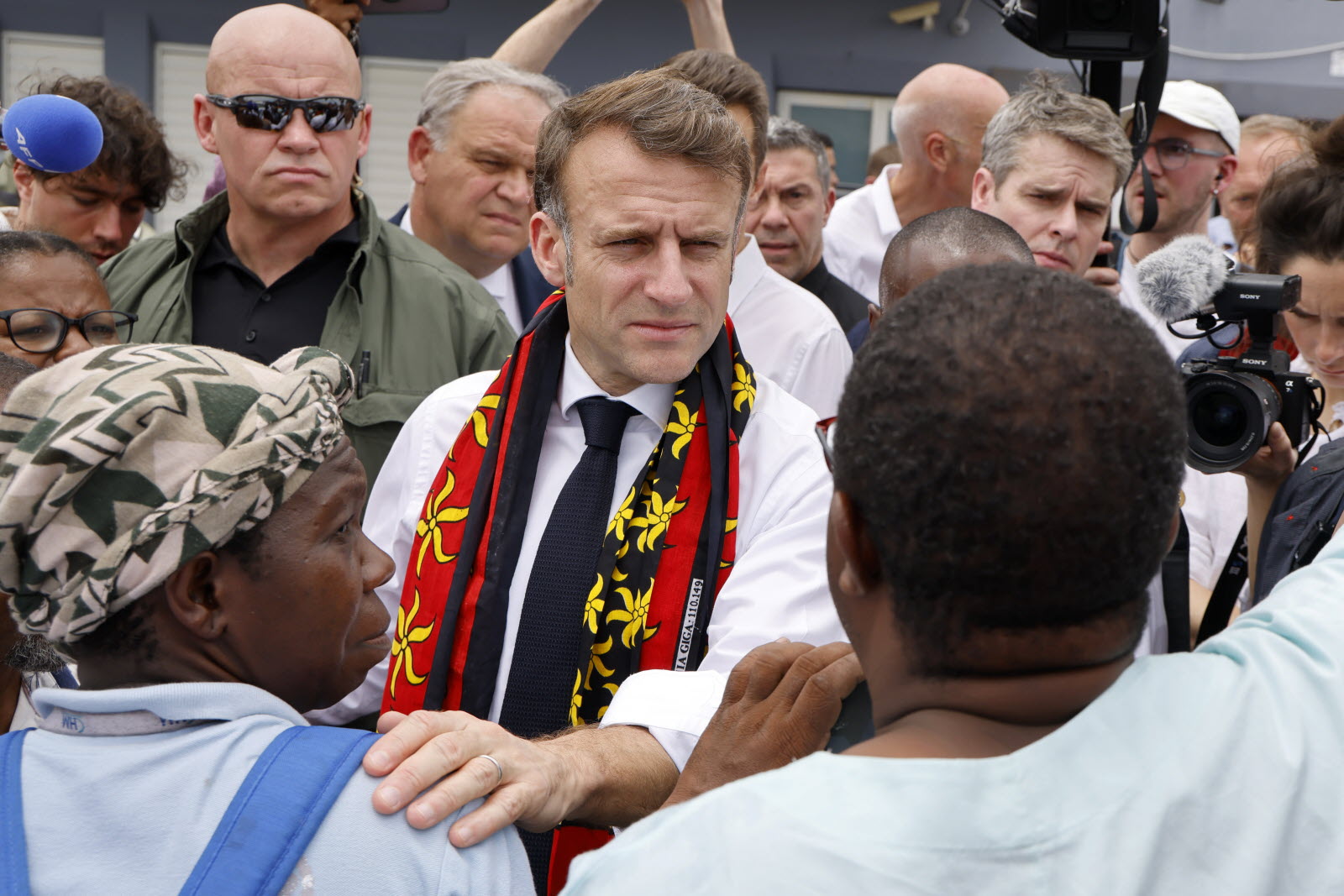« On est en train de faire venir des hélicoptères pour qu&rsquo;ils puissent prendre l&rsquo;eau et les aliments pour qu&rsquo;ils aillent plus vite et avant dimanche » – Emmanuel Macron à Mayotte ce 19 décembre 2024.