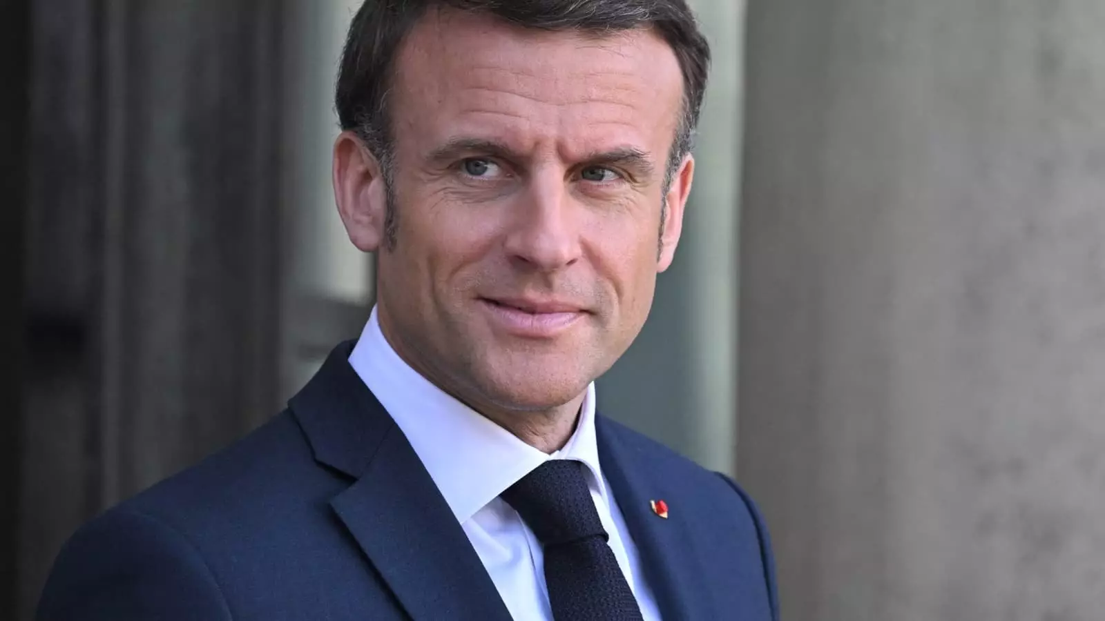 « Je suis pour ouvrir ce débat qui doit donc inclure la défense antimissile, les tirs d&rsquo;armes de longue portée, l&rsquo;arme nucléaire pour ceux qui l&rsquo;ont ou qui disposent sur leur sol de l&rsquo;arme nucléaire américaine. Mettons tout sur la table et regardons ce qui nous protège véritablement de manière crédible », a déclaré le chef de l&rsquo;Etat ce week-end, en ajoutant que la France garderait « sa spécificité mais est prête à contribuer davantage à la défense du sol européen ».