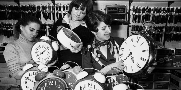 Le 26 mars 1976, à Paris, les employées d’une horlogerie mettent à l’heure des réveille-matin.