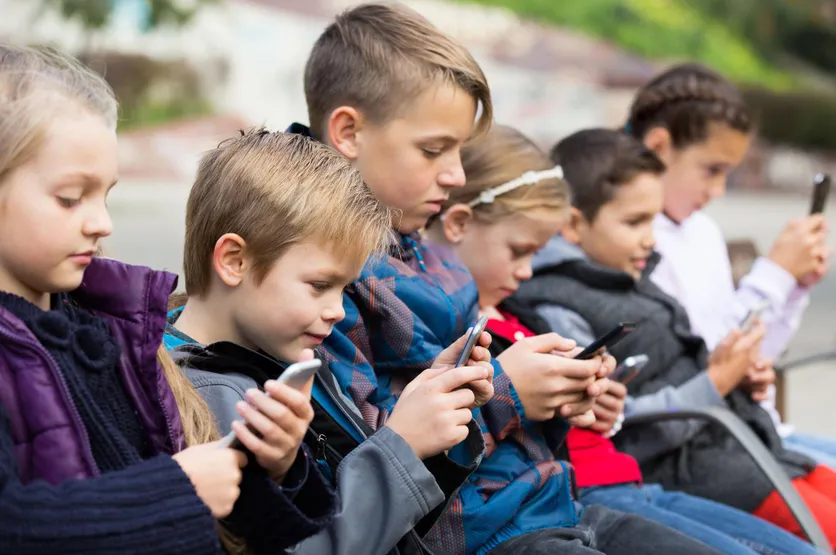 Enfants avec téléphones portables
