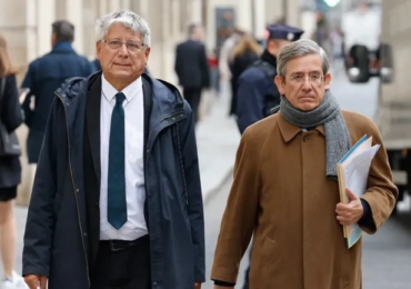 "On est assez sidérés (...) parce qu'on nous a refusé la consultation de ces documents", a déclaré Bruno Coquerel à sa sortie de Matignon, une demi-heure environ après son arrivée ce mardi alors qu'il venait en tant que Président de la commission des Finances de l'Assemblée nationale exiger les documents nécessaires à l'établissement du budget national pour 2025. "C'est un droit constitutionnel qui est octroyé au président de la commission des Finances et au rapporteur général du budget, on nous l'a refusé", a-t-il ajouté, accusant le président Emmanuel Macron de "mettre en danger la démocratie".