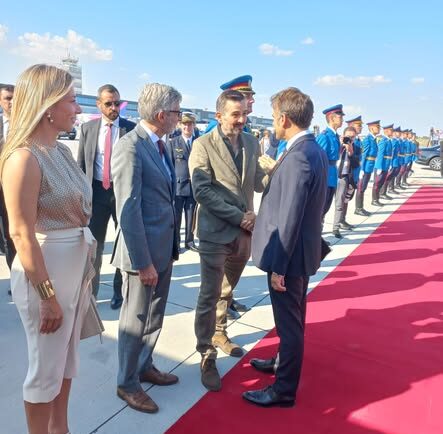 Eric Grasser saluant le Président Macron lors d'un déplacement officiel en Serbie en novembre 2024