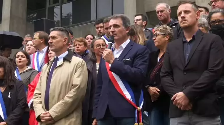 "Il a perdu la vie dans l'exercice de ses fonctions. Nous sommes en deuil en hommage à un agent public, un père, un grand-père, un militant syndical, un camarade, un collègue, une figure appréciée de toutes et tous", a déclaré Éric Piolle, le maire de Grenoble avec émotions, lors d'un hommage à l'agent municipal tué par balle dimanche matin. 