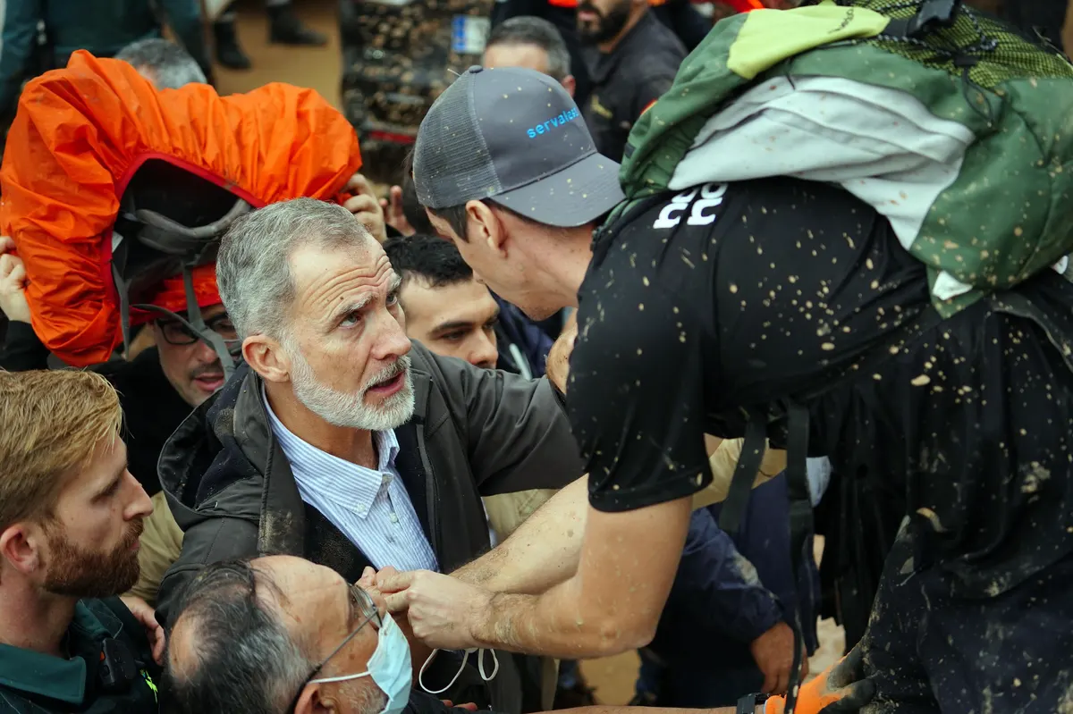 « Assassins, assassins », ont crié plusieurs passants en direction du roi Felipe VI et du Premier ministre espagnol Pedro Sanchez qui ont donc été accueillis avec colère par des habitants de la région de Valence ce dimanche 3 novembre en déplacement.