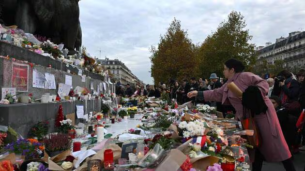 Des personnes déposent des fleurs, des mots, des bougies, place de la République, à Paris, ce jeudi 13 novembre 2025.