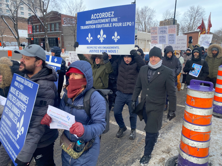 Florent PIGEYRE à la manifestation contre la fin abrupte du PEQ à Montréal sur la droite