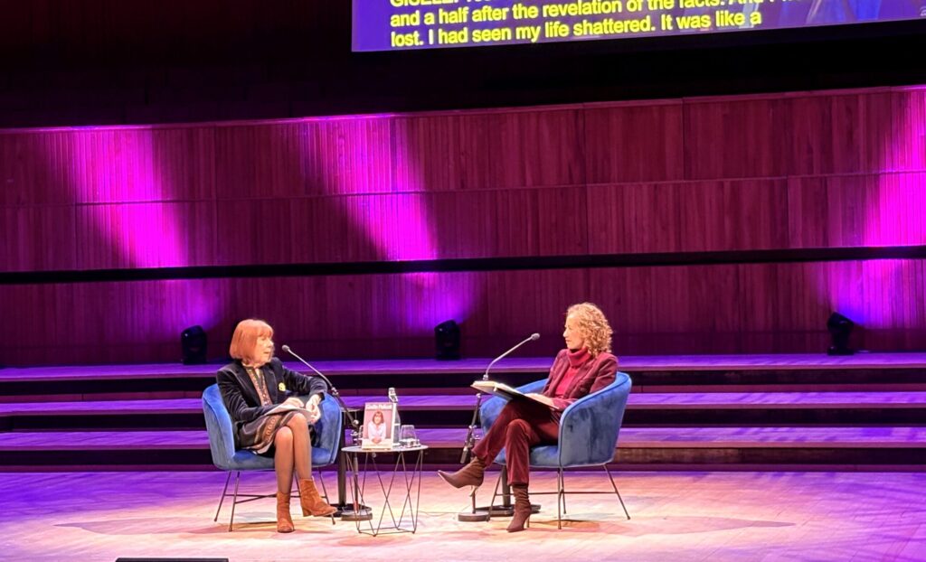 Gisèle Pelicot répond aux questions de la journaliste de la BBC Samira Ahmed lors du lancement britannique de son livre au Southbank Centre.