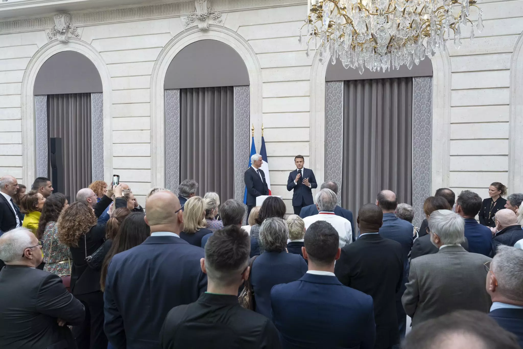 Le président de la République a publié un message sur son compte X (ex-Twitter) afin de rendre hommage aux travailleurs en cette journée du 1er mai : « Vous nourrissez les Français. Vous faites vivre nos traditions. Vous faites rayonner nos savoir-faire. Et le monde nous envie ! Vous nous rendez fiers. »