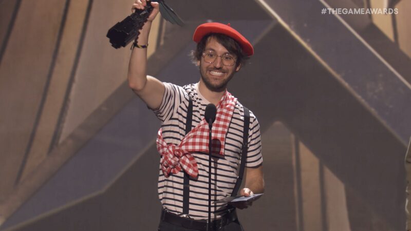 Guillaume Broche, directeur créatif de Sandfall Interactive, brandit son trophée du Game of the Year lors des Game Awards 2025 au Peacock Theater de Los Angeles, le 11 décembre 2025