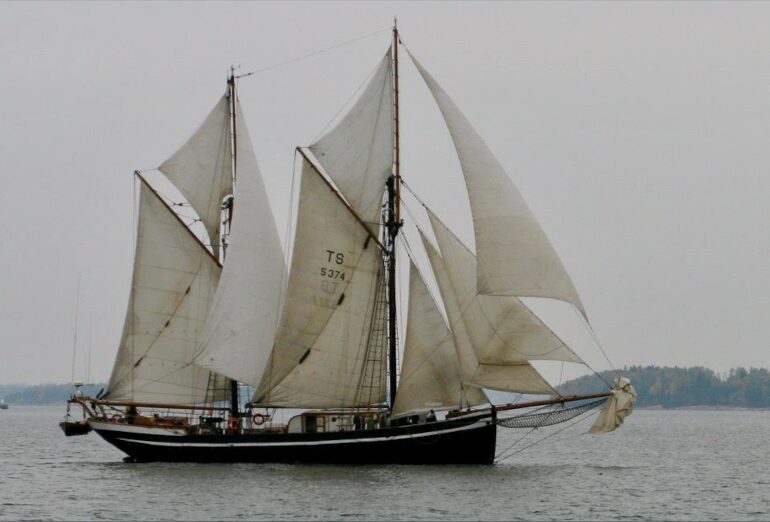 L'Hawila cargo en mer