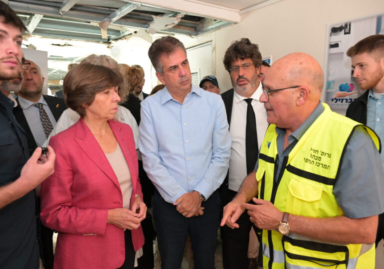 Arrivée samedi soir à Tel-Aviv, Catherine Colonna souhaitait être "aux côtés de nos compatriotes dans l'épreuve". La ministre des Affaires étrangères a rencontré ce dimanche, avec le député des Français de l'étranger, Meyer Habib, des familles françaises dont l'un des proches a disparu après l'attaque terroriste menée par le Hamas.