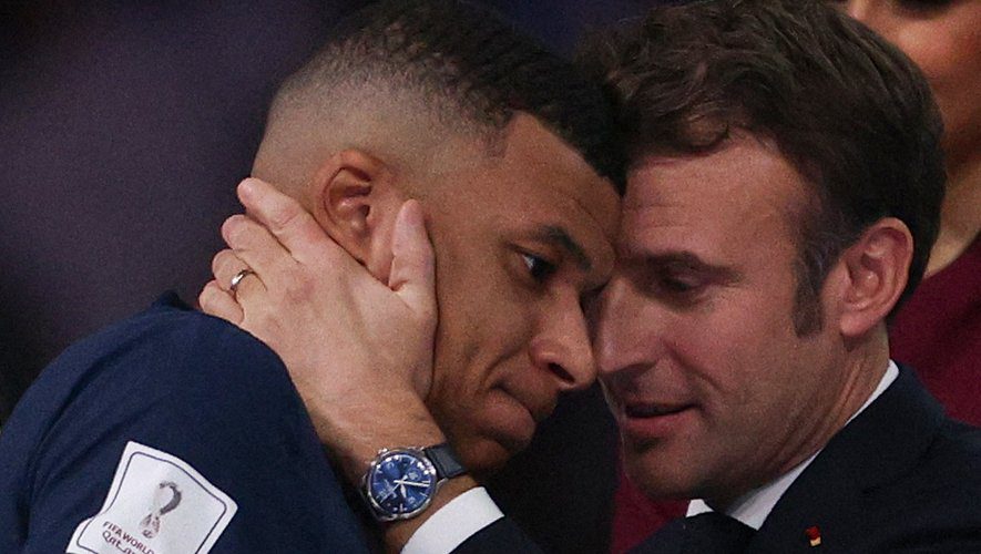« Je n’ai pas de scoop mais je vais essayer de pousser pour » – Emmanuel Macron répondant à un supporter du PSG sur le départ de Kylian Mbappé, confirmant donc qu&rsquo;il va s&rsquo;impliquer sur le dossier de l&rsquo;attaquant.