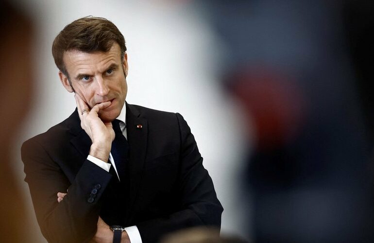 "Il faut associer toutes les forces politiques, y compris les extrêmes. Il ne faut pas leur donner le luxe d’être au balcon" - Emmanuel Macron lors du séminaire gouvernemental de la semaine dernière