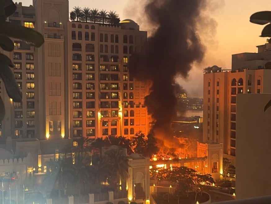 Des immeubles vers le quartier de Palm à Dubaï le 07 mars 2026