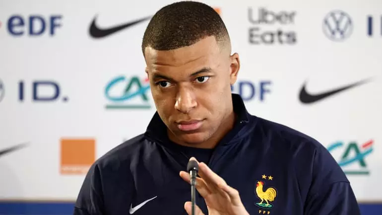 "Kylian Mbappé est contre les extrêmes, les entités qui divisent. On a l'opportunité de choisir le futur de notre pays. Il ne faut pas se cacher, mais quand ça concerne notre pays, c'est important. Je suis pour des idées qui rassemblent." Kylian Mbappé répondant aux questions des journalistes lors de l'entraînement pour l'Euro 2024.