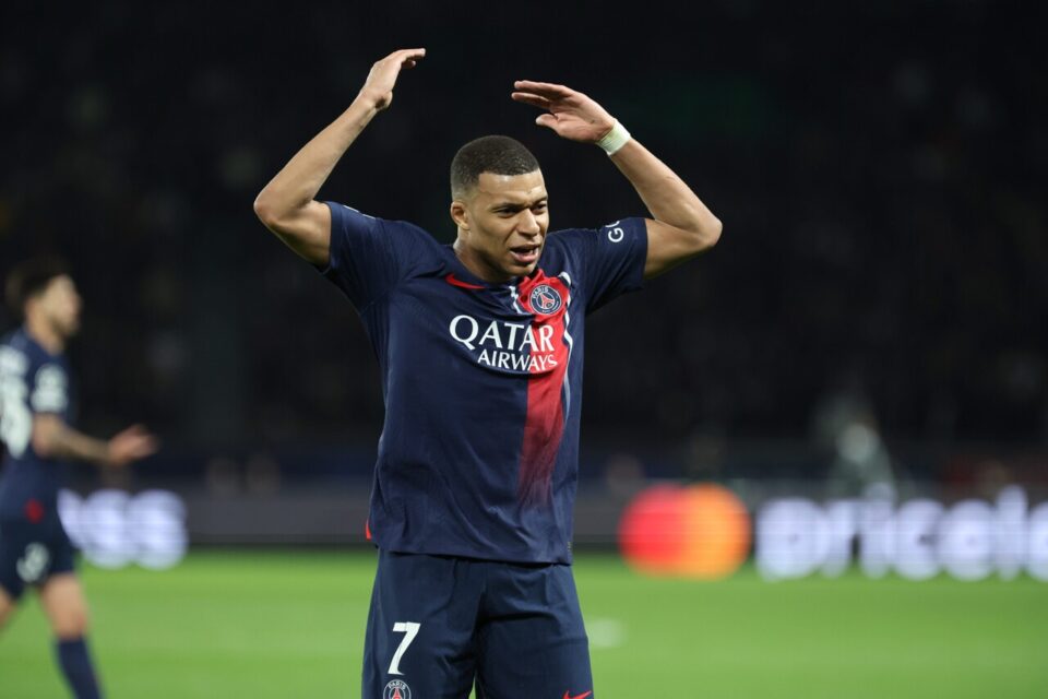 Nasser Al-Khelaïfi et l’ensemble de l’état-major parisien sont désormais fixés. Comme révélé par RMC Sport ce jeudi, Kylian Mbappé a annoncé à la direction du PSG sa décision de quitter le club de la capitale à la fin de la saison.