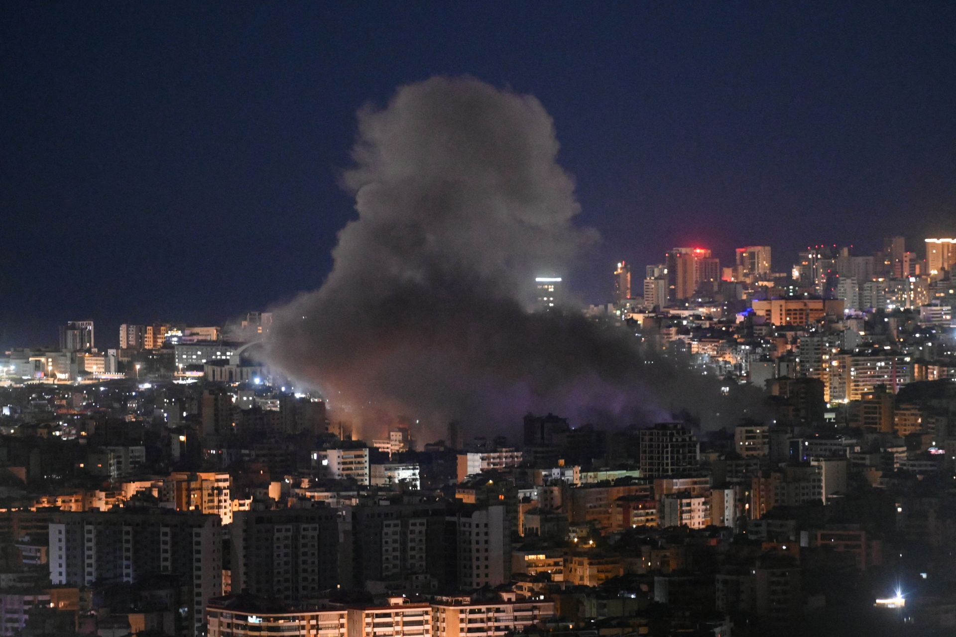 De la fumée s'élève du site d'une frappe aérienne israélienne qui a visé un quartier sud de Beyrouth le 5 mars 2026. ©FADEL ITANI / AFP