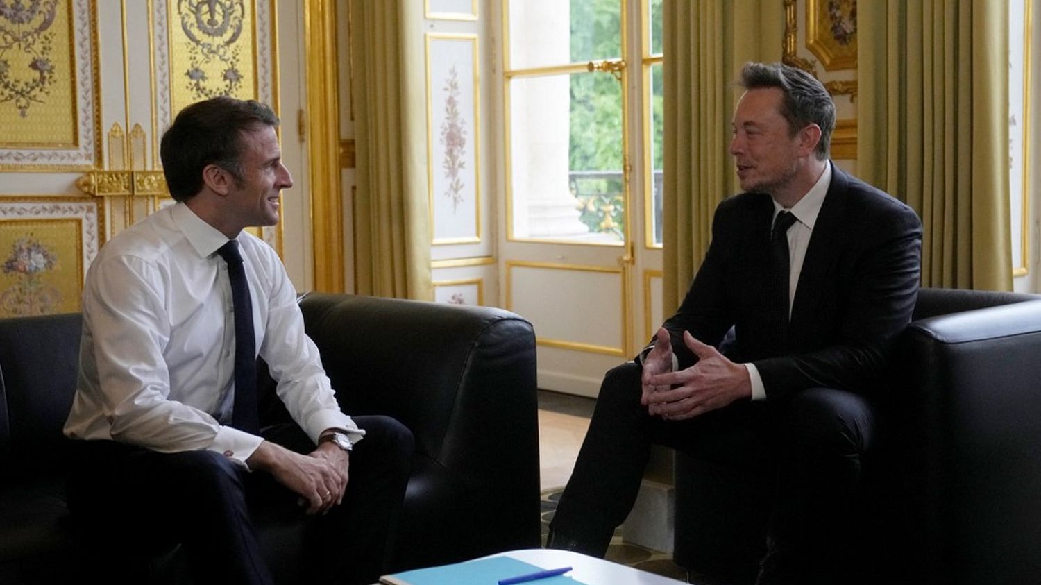 «Voilà dix ans, si on nous avait dit que le propriétaire d&rsquo;un des plus grands réseaux sociaux du monde soutiendrait une nouvelle internationale réactionnaire et interviendrait directement dans les élections, y compris en Allemagne? Qui l&rsquo;aurait imaginé ?», a lancé le président Macron lors d&rsquo;une allocution devant les ambassadeurs français, en référence au soutien continu du milliardaire américain au parti d&rsquo;extrême droite allemand Alternative für Deutschland (AfD).