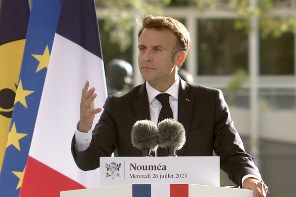 « Je vous demande d&rsquo;engager un travail pour faire advenir une citoyenneté pleine et entière fondée sur un contrat social, faite de devoirs et de droits (…) de l&rsquo;appartenance au Caillou », a détaillé le chef de l&rsquo;Etat, expliquant vouloir bâtir ce « statut nouveau » dans « les mois, les trimestres qui viennent » et « dans le consensus ».  Emmanuel Macron en voyage à Nouméa évoquant une réforme de la constitution afin de mettre en place un nouveau statut pour la Nouvelle-Calédonie.