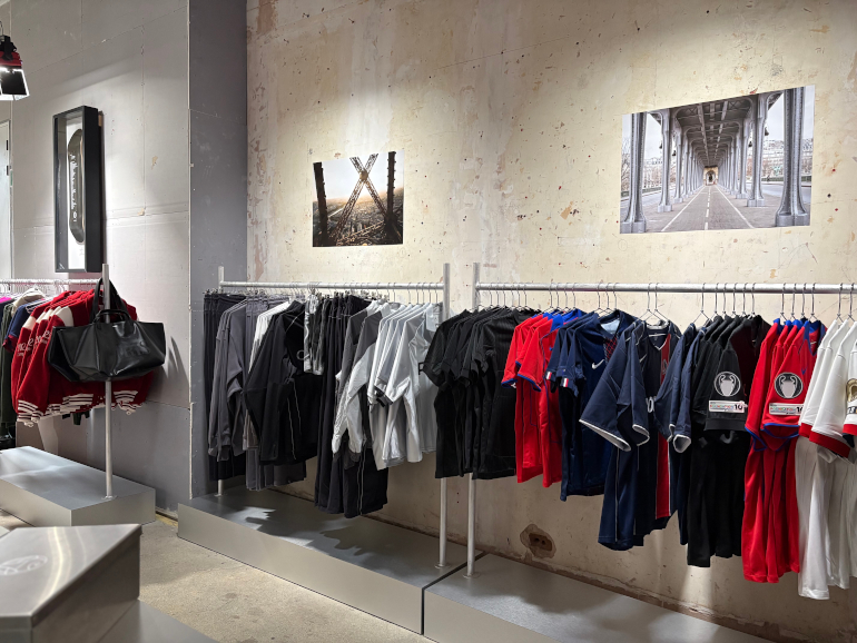 Maillots, pièces mode et objets collectors exposés dans l’espace retail de La Maison London.