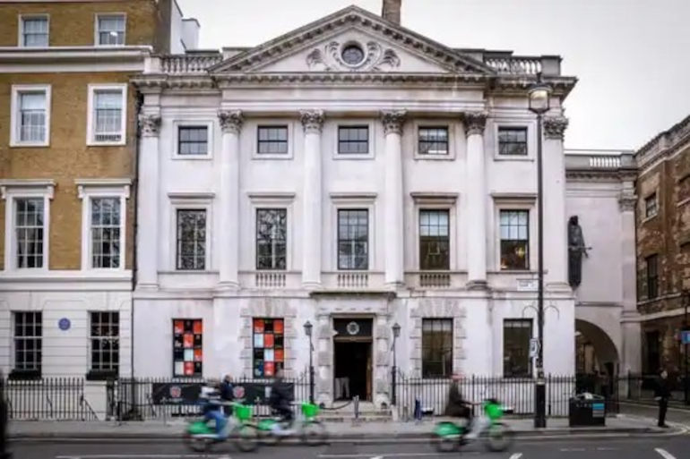 La façade de “Ici c’est Paris – ICP – La Maison London”, installée à Cavendish Square.