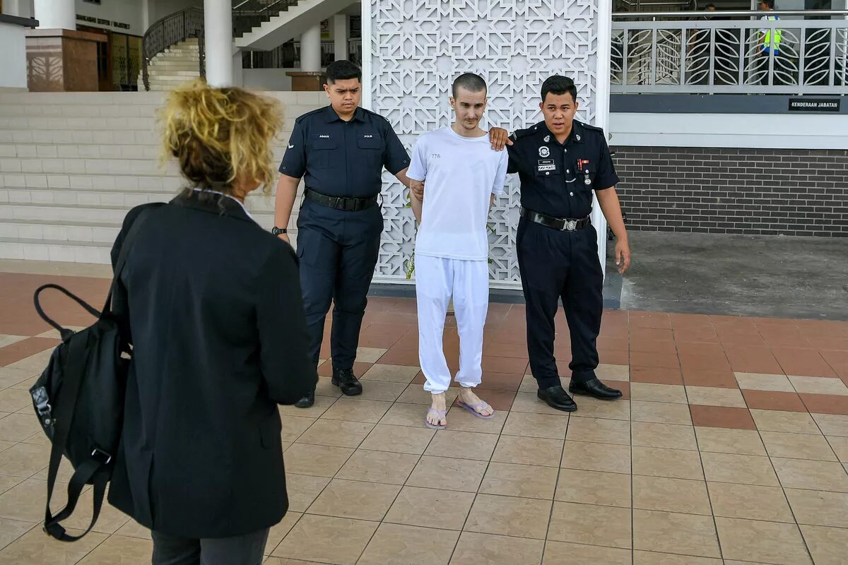 Ce mardi 03 février, la mère de Tom Félix, croisant son fils se rendant à l'audience. ©AFP