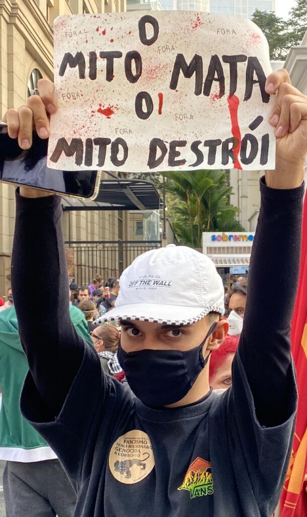 Manifestant masqué avec pancarte