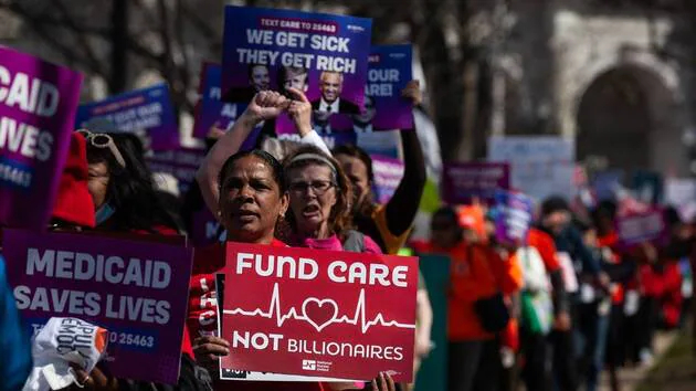 Des manifestants protestent devant le Capitole à Washington (États-Unis) contre les coupes budgétaires de l’administration Trump dans la loi santé de 2010, l’« Obamacare », le 12 mars 2025