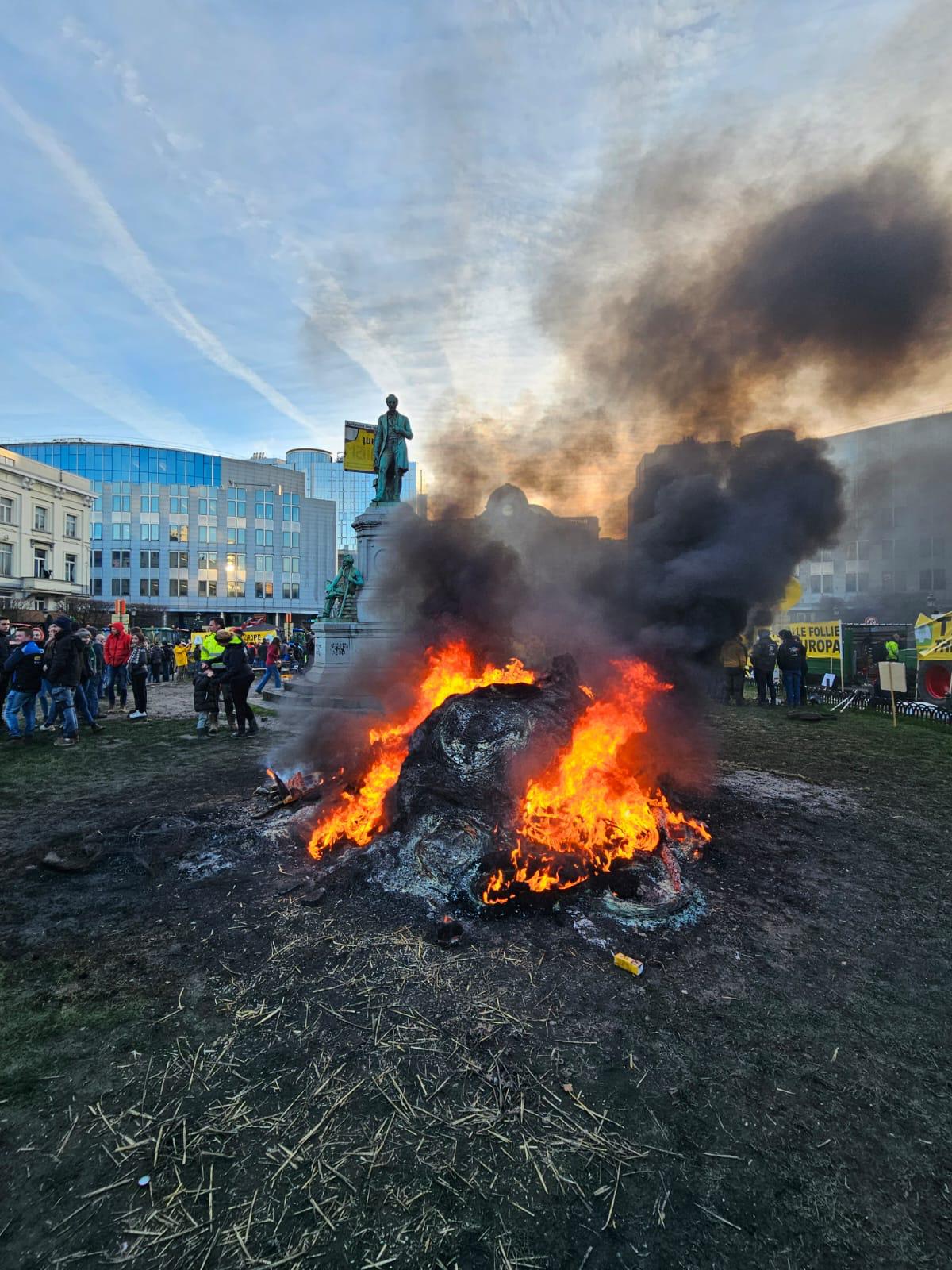 « Oui pour aider l’Ukraine dans un contexte de guerre, non pour créer une situation de concurrence déloyale qui profite à quelques milliardaires ou à quelques milliardaires qui ne respectent pas nos règles » – Emmanuel Macron à Bruxelles lors du sommet européen ce 1er février 2024 alors que les agriculteurs de toute l’Europe manifestés dans la capitale de l’Union européenne.