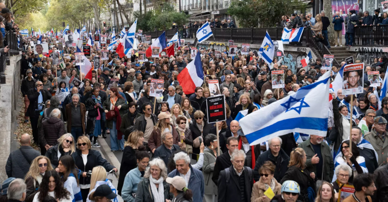 Manifestation pour la libération des otages israéliens détenus par le Hamas à Gaza, le 5 octobre 2025 à Paris.