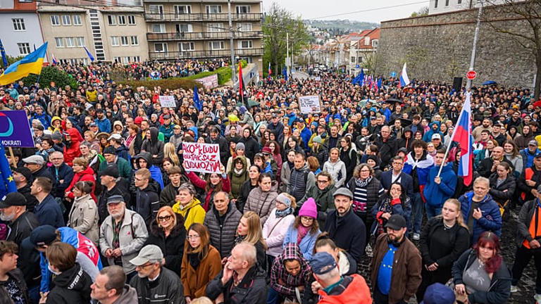 Des personnes participent à une manifestation organisée par Slovaquie progressiste devant le Parlement à Bratislava ce 14 avril