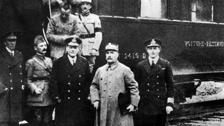 Le maréchal Foch (en gris), entourés des dignitaires alliés et allemands devant le wagon où vient d'être signée l'armistice de la Première guerre mondiale. ©STR / AFP