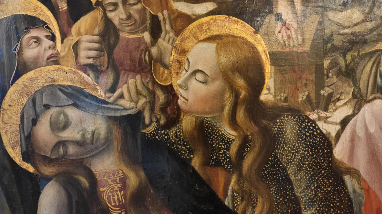 En robe mouchetée, Marie-Madeleine essaie de ranimer la Vierge évanouie. Détail d’une Crucifixion attribuée à Lorenzo d’Alessandro, seconde moitié du XVe siècle