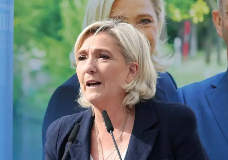 "Emmanuel Macron lui-même, dans le chaos qu'il a créé, dispose de leviers permettant de faire vivre notre démocratie, à commencer par le référendum, qu'on a complètement oublié", a déclaré Marine Le Pen lors de son discours de rentrée dans son fief d'Hénin-Beaumont, dans le Pas-de-Calais, ce dimanche 08 septembre 2024.