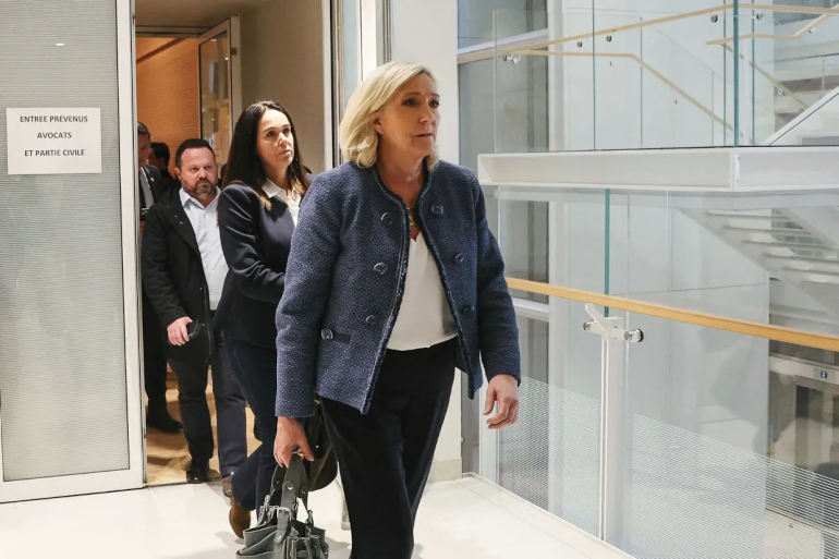 Marine Le Pen quitte le tribunal correctionnel avant même l’annonce de sa peine.